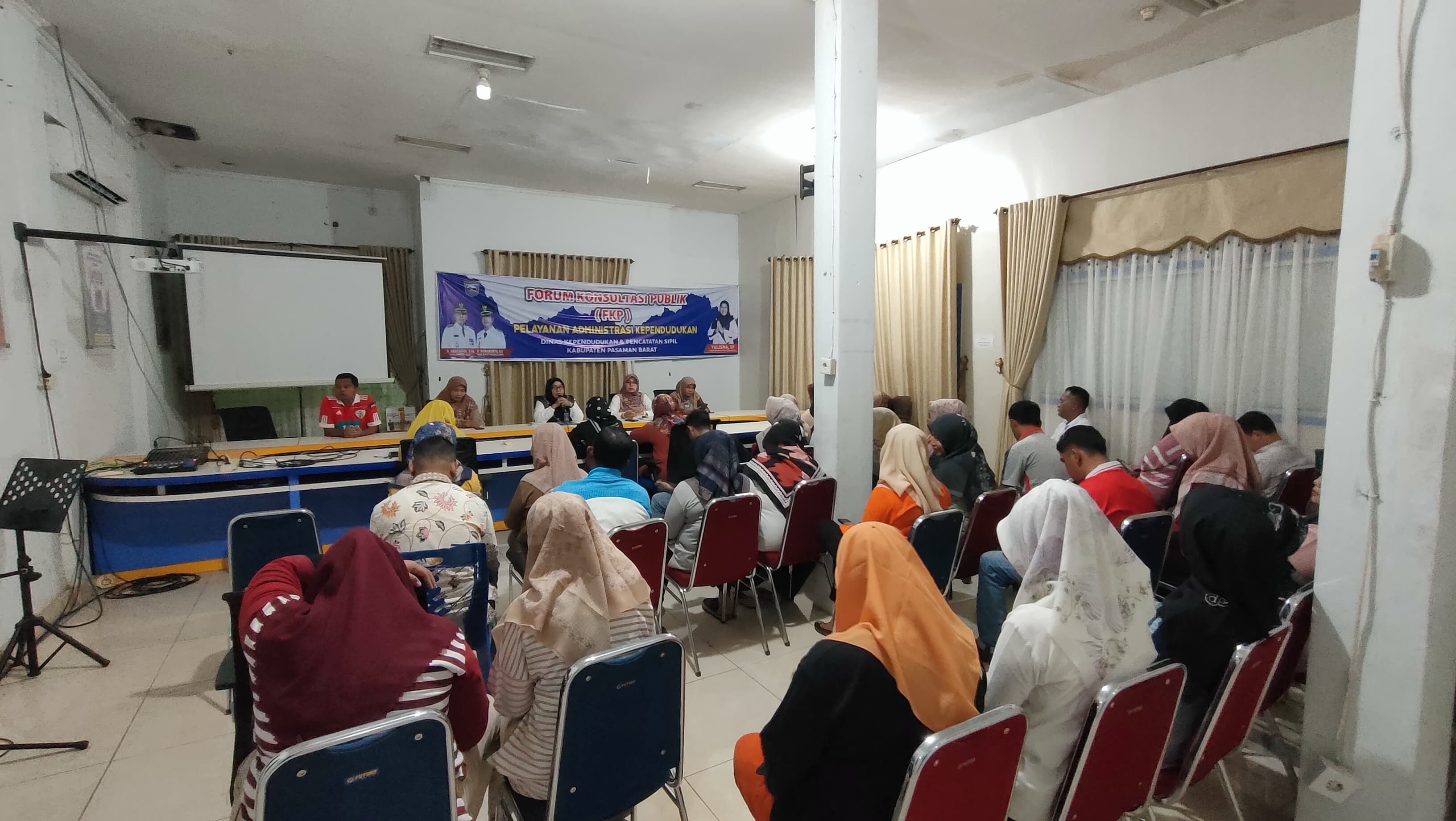 Rapat Staf Evaluasi di Disdukcapil Pasaman Barat